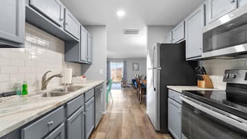 Kylskåp, mikrovågsugn, ugn och spishäll