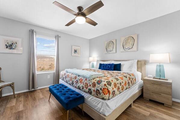 3 chambres, bureau, fer et planche à repasser, lit parapluie