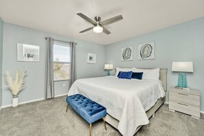 3 soverom, skrivebord, strykejern/-brett og reiseseng for barn