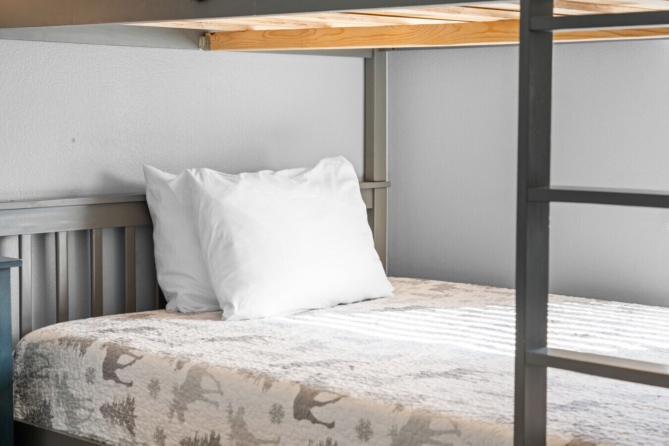 3 chambres, bureau, fer et planche à repasser, lit parapluie