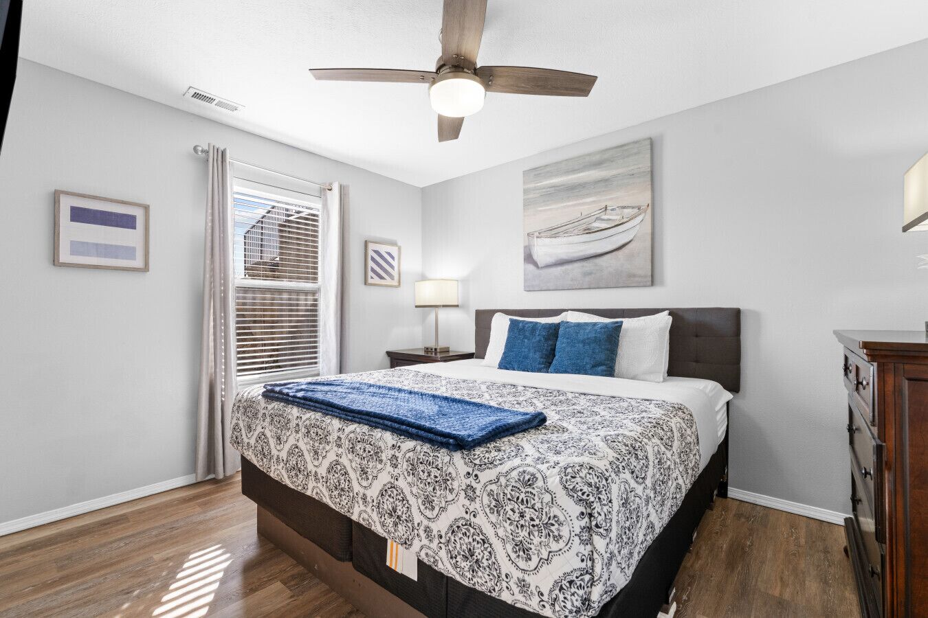 3 chambres, bureau, fer et planche à repasser, lit parapluie