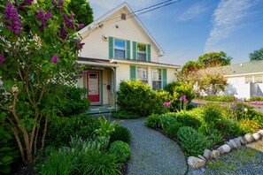 Exterior - Charming 2-bedroom apartment, walk to town green in beautiful Bar Harbor. (Bar Harbor)