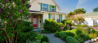 Charming 2-bedroom apartment, walk to town green in beautiful Bar Harbor.