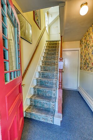 Interior - Charming 2-bedroom apartment, walk to town green in beautiful Bar Harbor. (Bar Harbor)