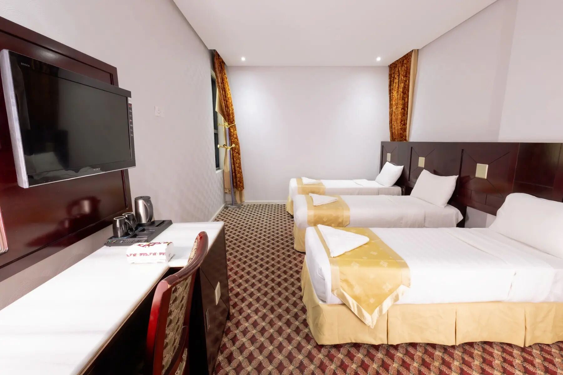 Triple Room | In-room safe, laptop workspace, soundproofing, iron/ironing board