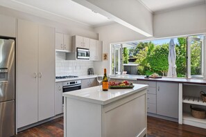 Fridge, microwave, oven, stovetop - Kohekohe Cottage - Lake Taupo (Taupō)