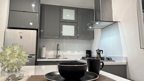 雪櫃、爐具、咖啡機/沖茶器、廚房用具/餐具/器皿