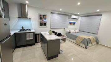 1 habitación, tabla de planchar con plancha, wifi gratis y ropa de cama