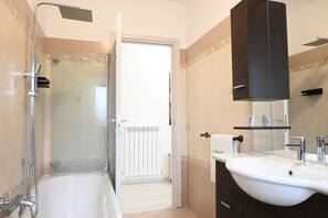 Bidet, serviettes fournies
