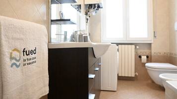 Bidet y toallas