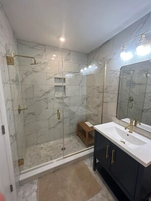 Regadera, jabón, papel de baño 