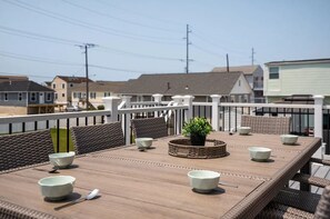 Outdoor dining - Spacious Coastal Retreat – Sleeps 14 -- 5 Mins to Beach & Boardwalk (Wildwood)