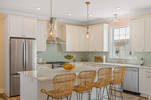 Een magnetron, een broodrooster, een blender, een kreeftenpan