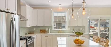 Microwave, toaster, blender, lobster pot