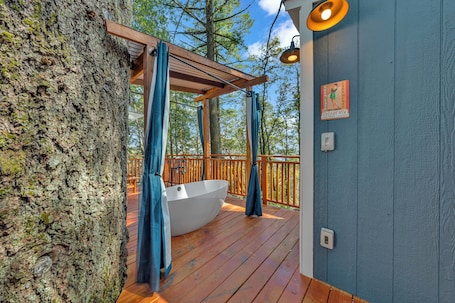 Yurt On Top - Swim, Hike, Glamp | Free WiFi. Mays Luxury Farm Stays