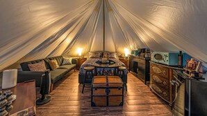 Luxe tent | Een gratis minibar, een laptopwerkplek, gratis wifi