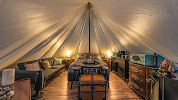 Yurt On Top - Swim, Hike, Glamp | Artículos del minibar gratis y decoración personalizada