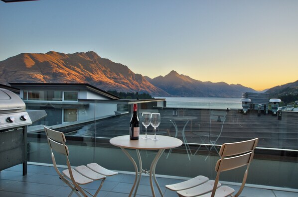 Outdoor dining - Beechworth by Southern Comfort Accommodation (Queenstown)