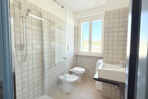 Shower, bidet, towels - P053 – comfortable two-room apartment a few steps from the sea (Porto Recanati)