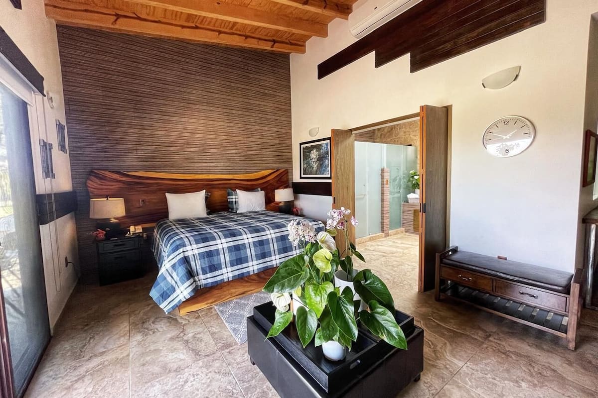 Artículos del minibar gratis, muebles diferentes y wifi gratis