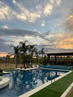 Una piscina al aire libre