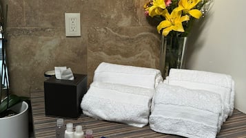 Habitación junior | Baño | Regadera, regadera tipo lluvia, toallas, jabón