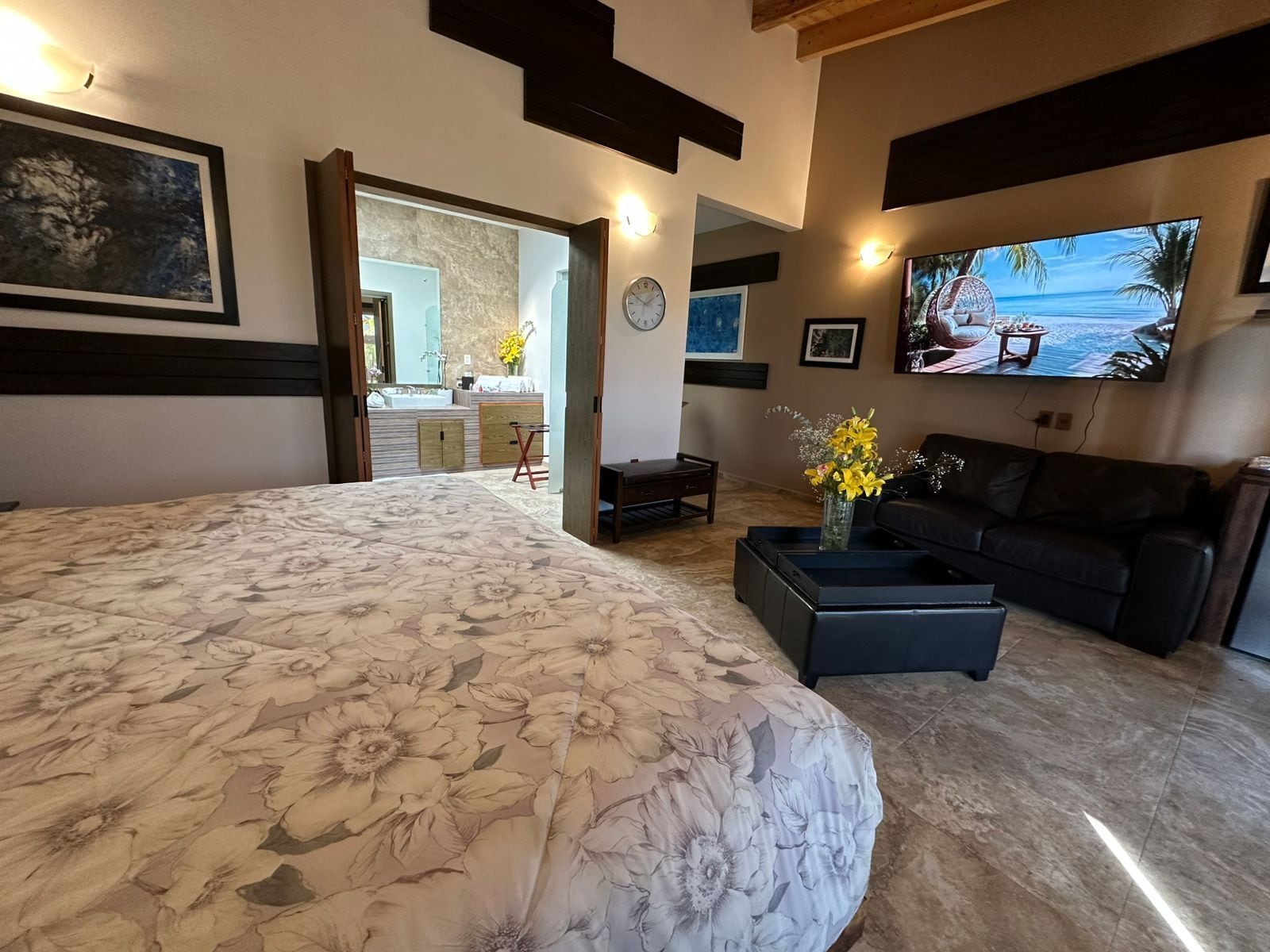 Habitación junior | Artículos del minibar gratis, muebles diferentes y wifi gratis 