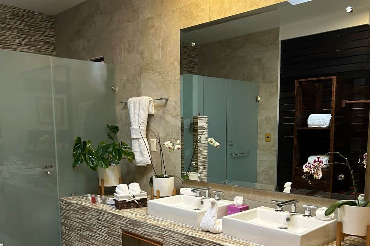 Firemannsrom – junior, 2 soverom, hageutsikt | Minibarvarer (inkludert), individuelt innredet og wi-fi (inkludert)