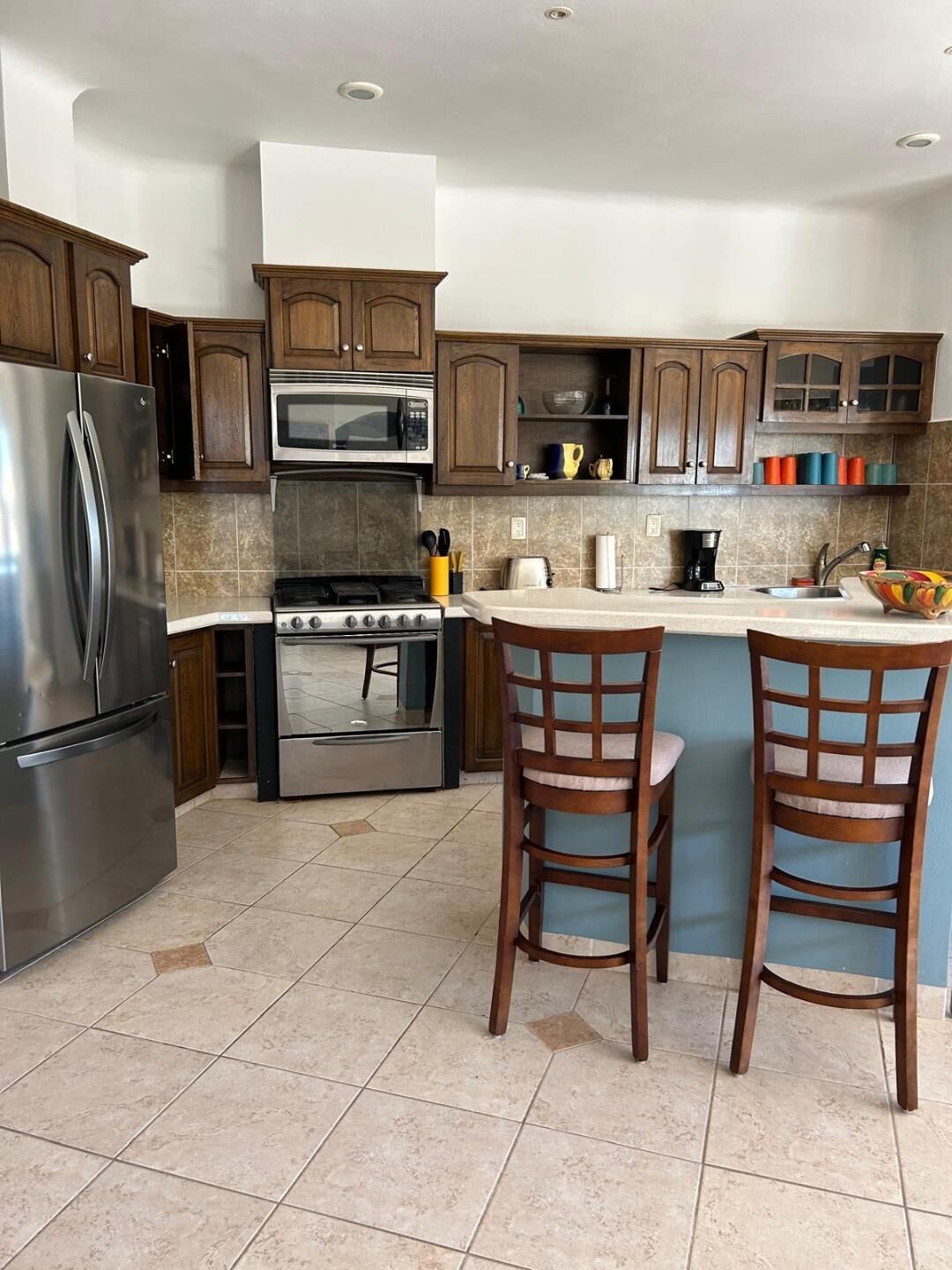 冷蔵庫、電子レンジ、オーブン、コンロ