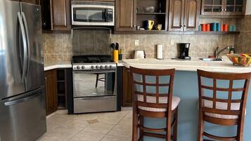 Réfrigérateur, micro-ondes, four, plaque de cuisson