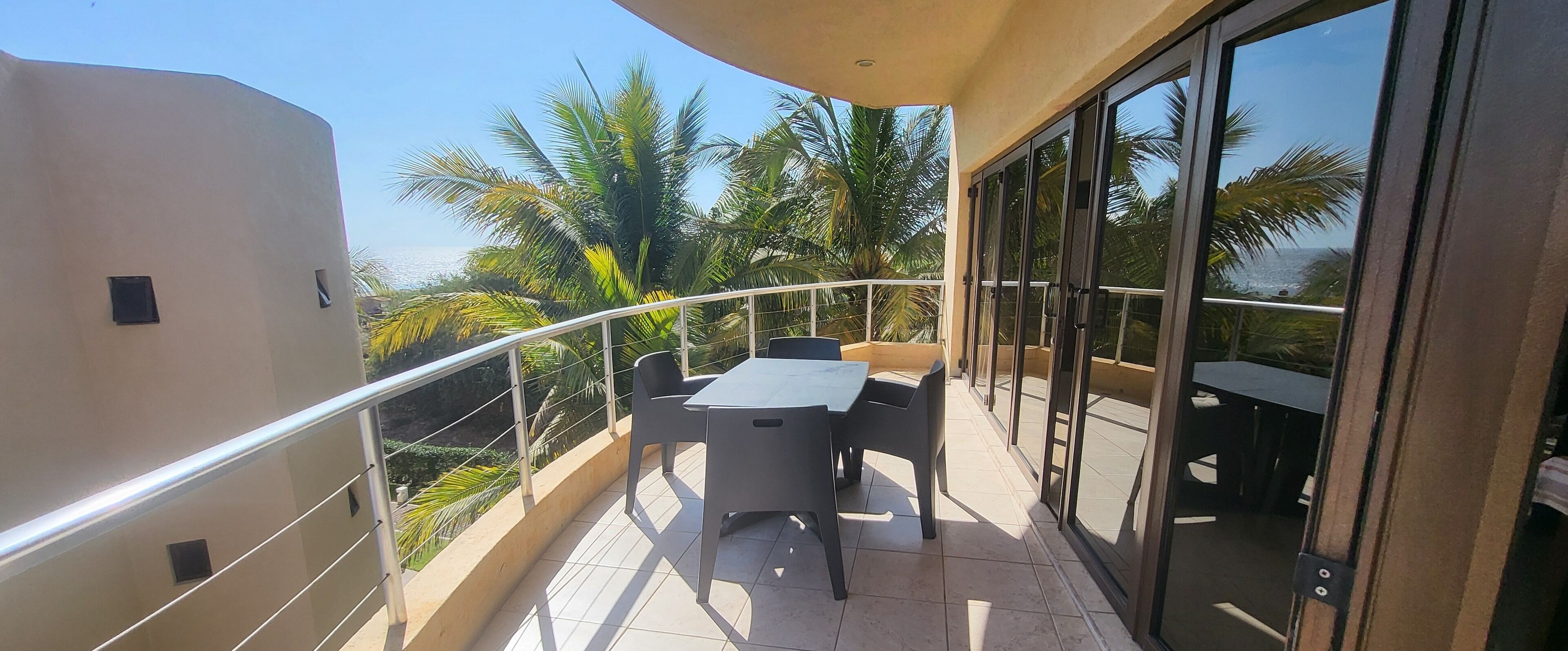 屋外ダイニングエリア