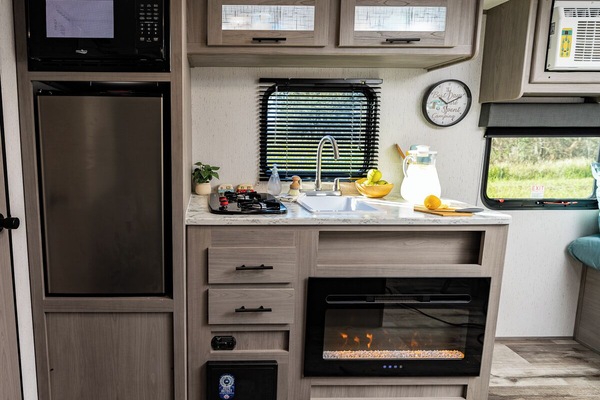 Een microgolfoven, een kookplaat