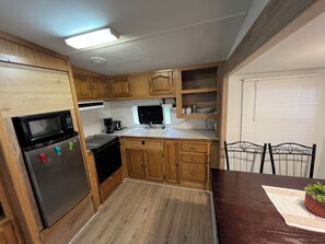 Mikrobølgeovn, ovn og kokeplater