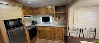 Cozy 1-bedroom mobile home in tranquil Melrose with AC, WiFi