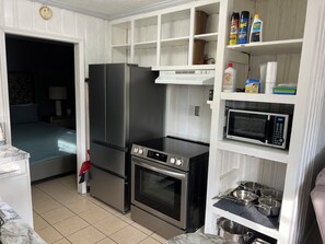 Fridge, microwave, oven, stovetop - 1br Albany Tiny House with WiFi, AC (Albany)