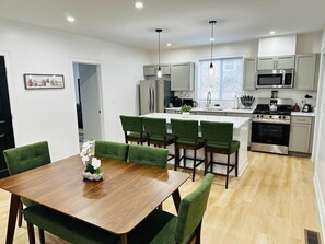 冷蔵庫、電子レンジ、オーブン、コンロ