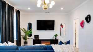 Living area - 4br home near The Nations with easy access to local attractions (Nashville)