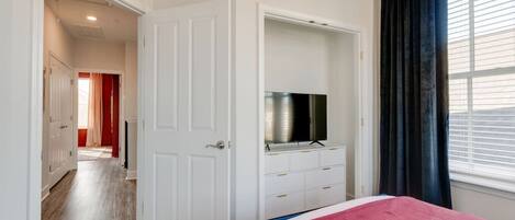 4 habitaciones, escritorio y tabla de planchar con plancha