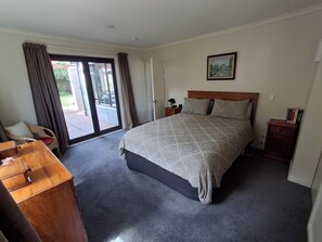 3 habitaciones, escritorio y tabla de planchar con plancha 