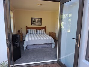 3 bedrooms, desk, iron/ironing board, travel cot - Taupo on your doorstep! A lovely home in walking distance to lake and town. (Taupo)