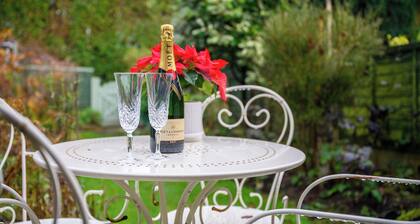 Brooklands home | 12 min to Airport | Free parking | Private garden