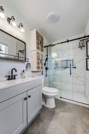Hair dryer, towels - Euro-inspired 1-br cottage with AC, w/d, private fenced yard in central Austin (Austin)