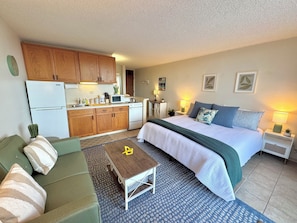 1 bedroom, iron/ironing board, WiFi, bed sheets - Hilo Studio Retreat with Gorgeous Park View, AC, WiFi, Pool (Hilo)