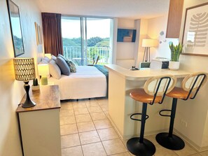 1 bedroom, iron/ironing board, WiFi, bed sheets - Hilo Studio Retreat with Gorgeous Park View, AC, WiFi, Pool (Hilo)