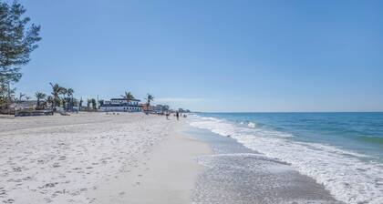 Coastal Getaway Retreat–Steps to the Beach! Studio/1BA. Sleeps 2. In 4-Plex.Pool