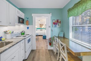 Kühlschrank, Mikrowelle, Ofen, Wasserkocher mit Kaffee-/Teezubehör