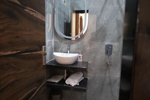 Amenidades de baño gratuitas, secadora de cabello, toallas, jabón 