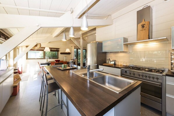 Een koelkast, een microgolfoven, een oven, een vaatwasser