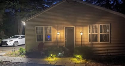 Atelier de Leiper is a Malvern 3 bedroom Bungalow on 1/3 acre