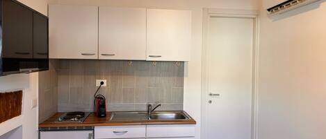 Fridge, stovetop, coffee/tea maker, electric kettle